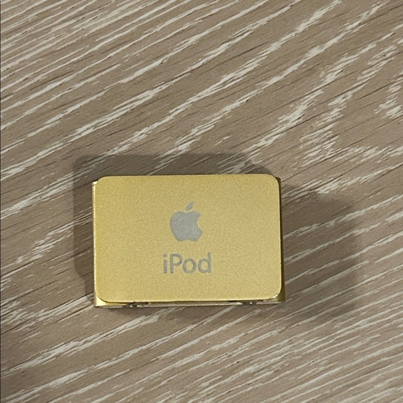 Apple iPod Shuffle 2nd Gen in Metallic Gold - Picture 4 of 6